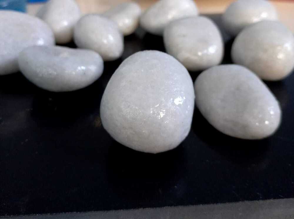 White Fine Pure Polyurethane Coated Pebble Stones For Garden Landscaping And Wall Cladding - Size: 30mm To 60mm