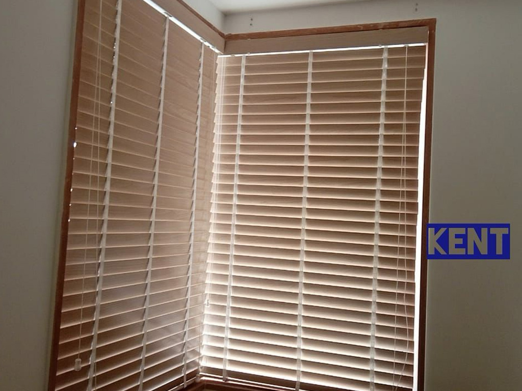Horizontal Venetian Wooden Blind - High-quality Wood, Waterproof, Plain Brown Color | Modern Design, Enhanced Light Control, Ideal For Home And Hotel