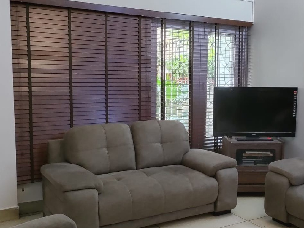 Horizontal Venetian Wooden Blind - High-quality Wood, Waterproof, Plain Brown Color | Modern Design, Enhanced Light Control, Ideal For Home And Hotel