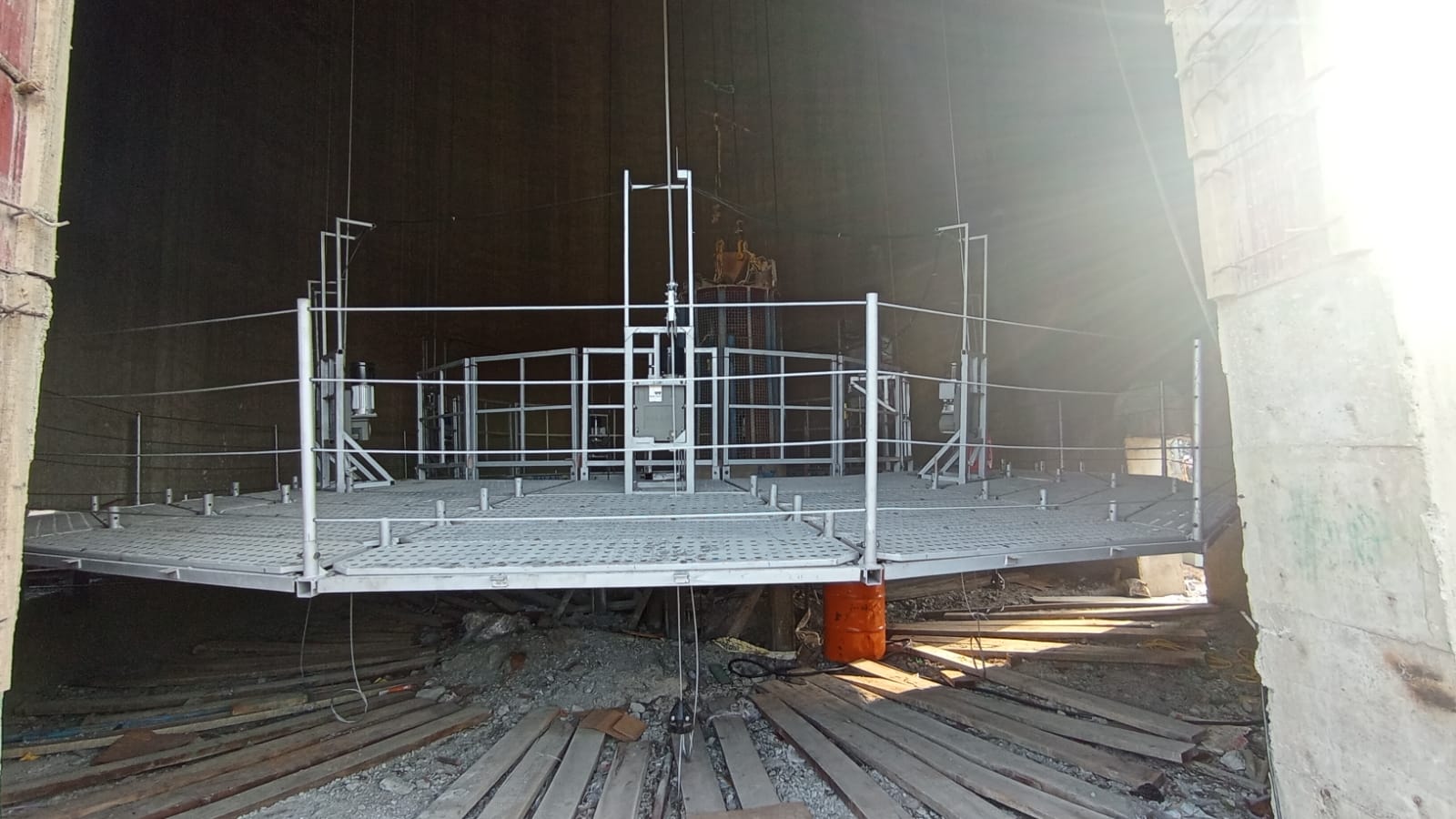Expandable Chimney Working Platform - Application: [