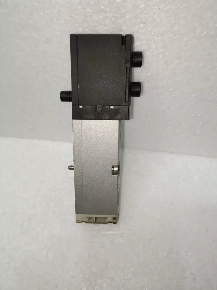 Festo Vsva-b-b52-zd-a1-1t1l Vo02 - Color: Silver