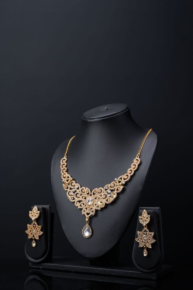 Elegant Necklaces and Earrings Set with Intricate Detailing