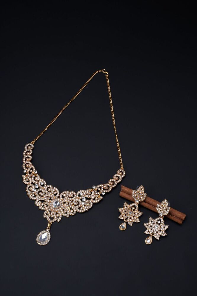 Elegant Necklaces and Earrings Set with Intricate Detailing