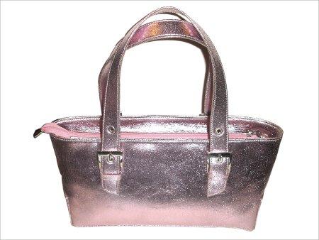 डिज़ाइनर लेदर लेडीज हैंड बैग्स