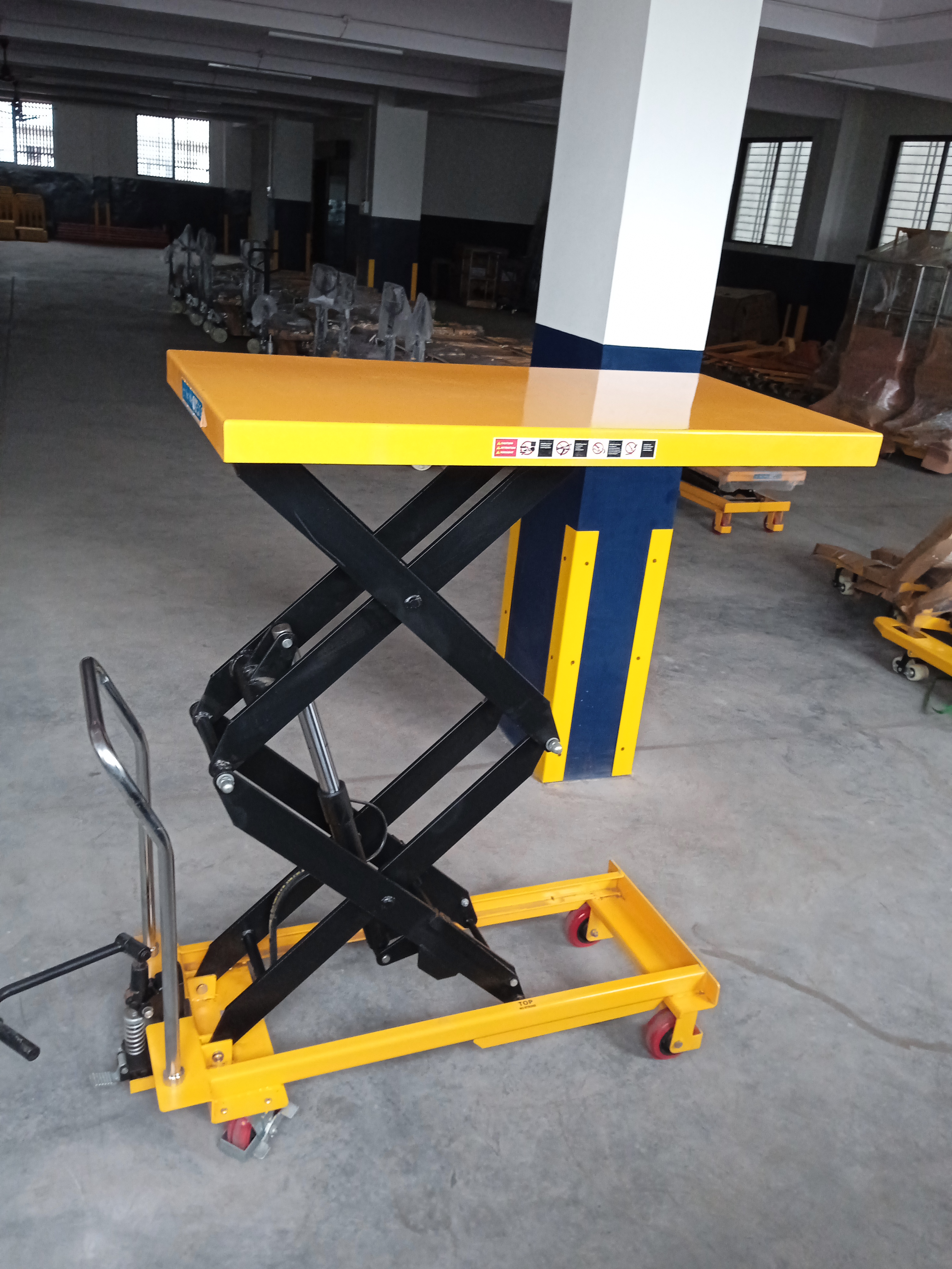 Double Scissor Lift Table - Durable Steel Frame , Hydraulic Operation, Foot Pedal Control, Ergonomic Design In Yellow And Black