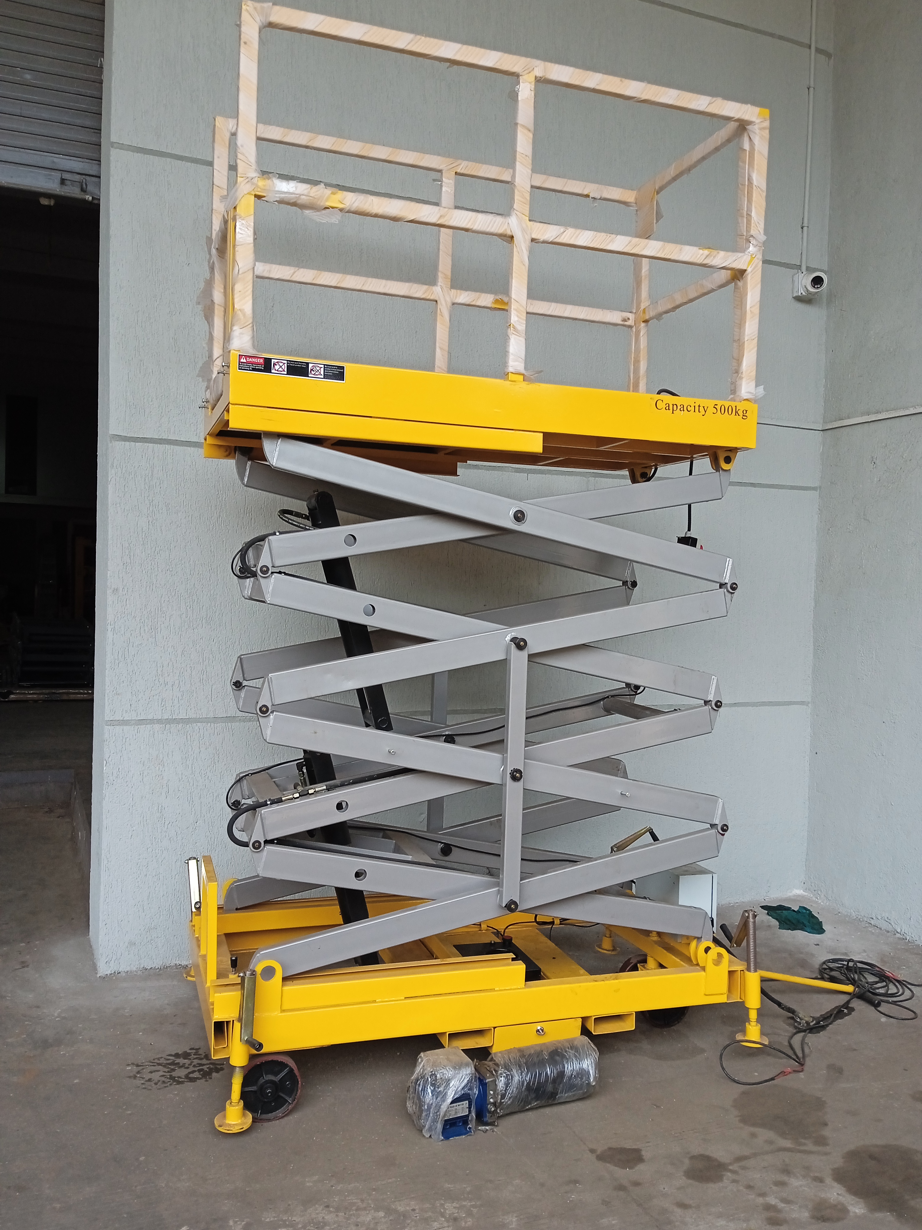 Electric Scissor Access Platform - Attributes: Strong