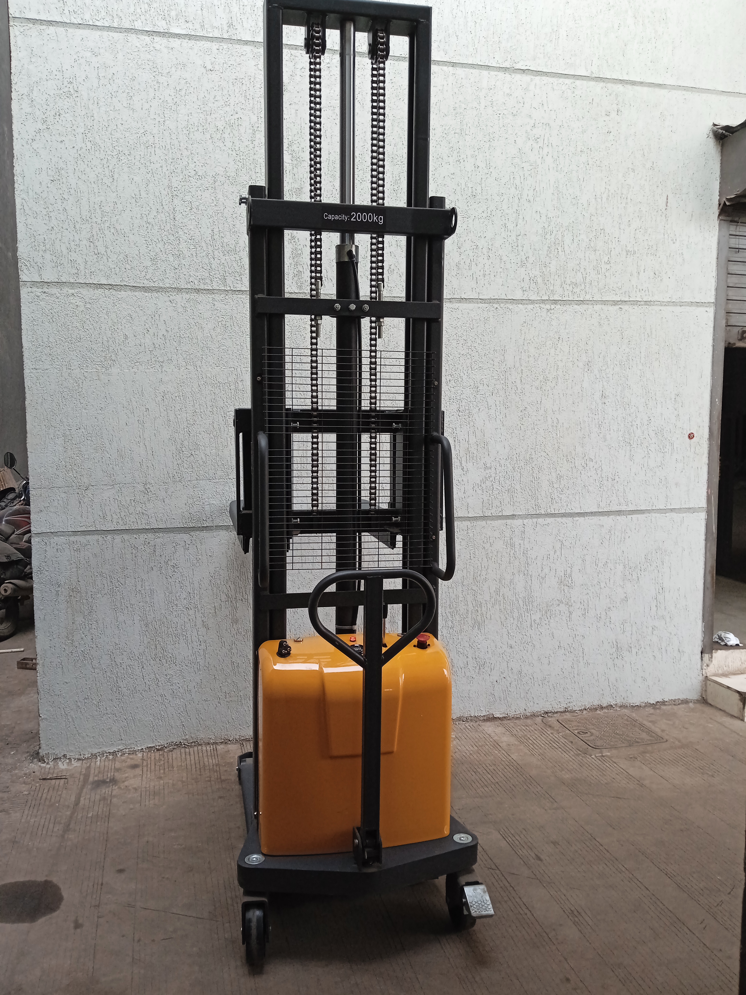 Ac/Dc Hydraulic Battery Stacker