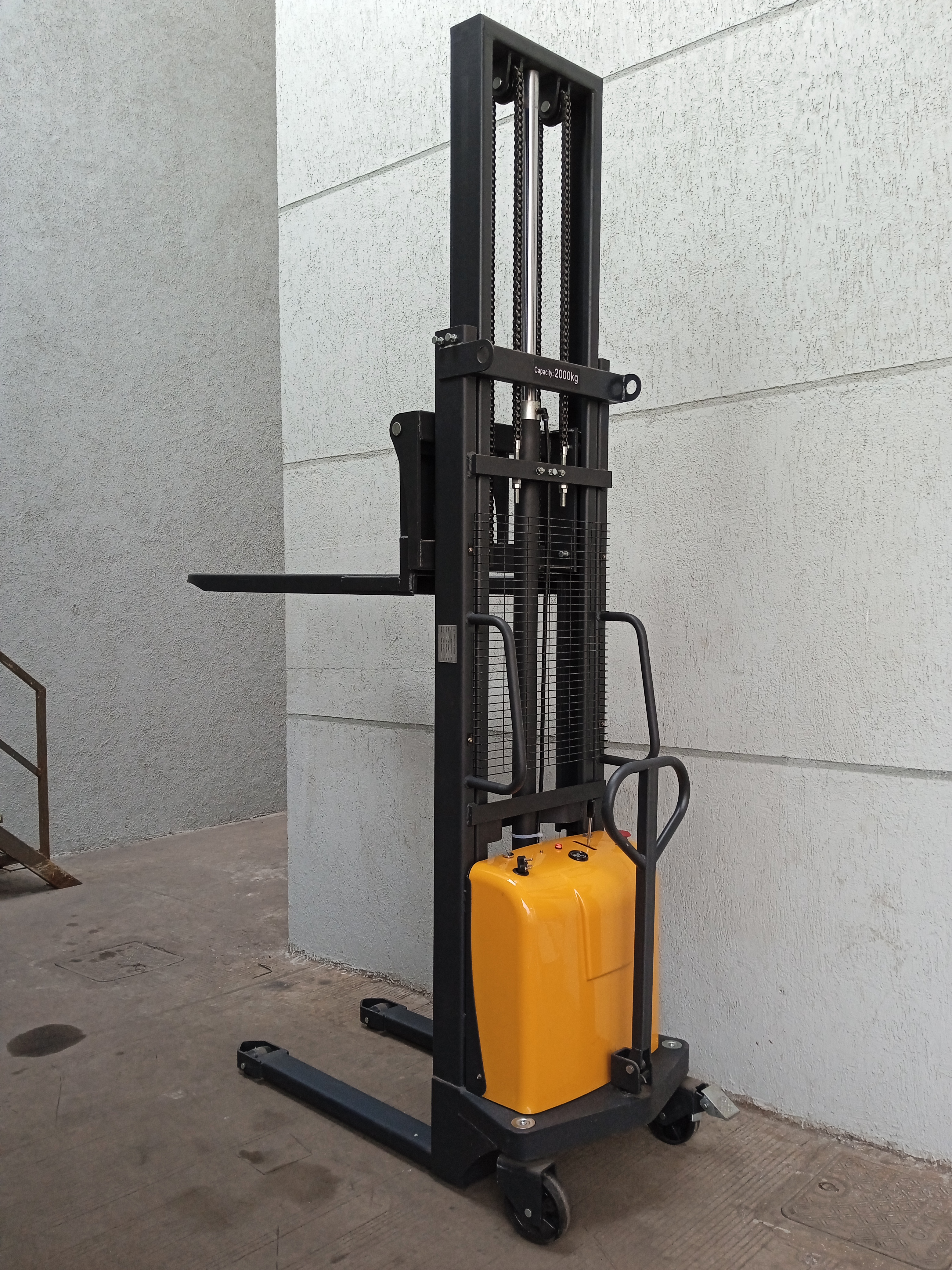 Ac/dc Hydraulic Battery Stacker - Attributes: Strong