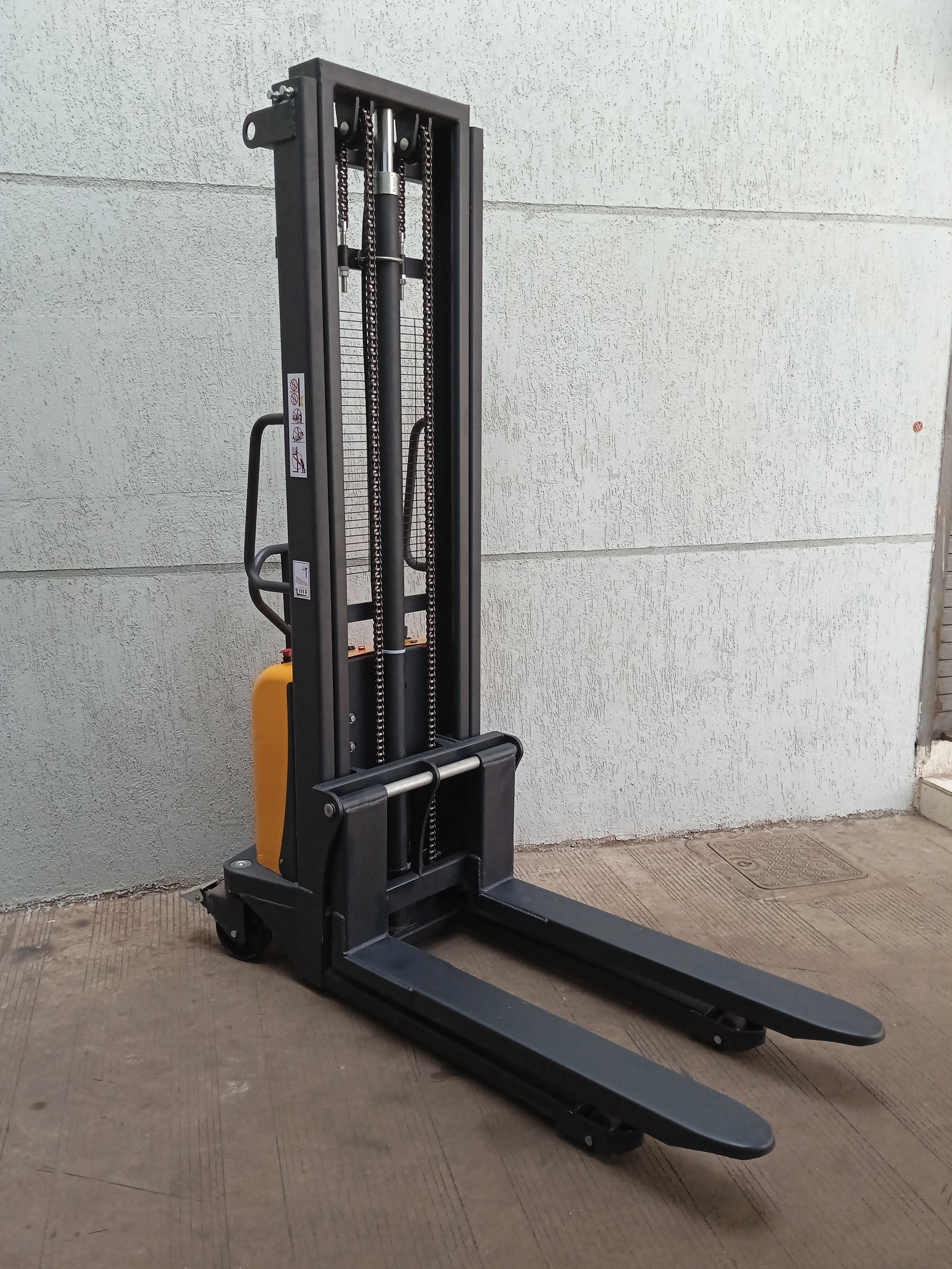 Ac/Dc Hydraulic Battery Stacker