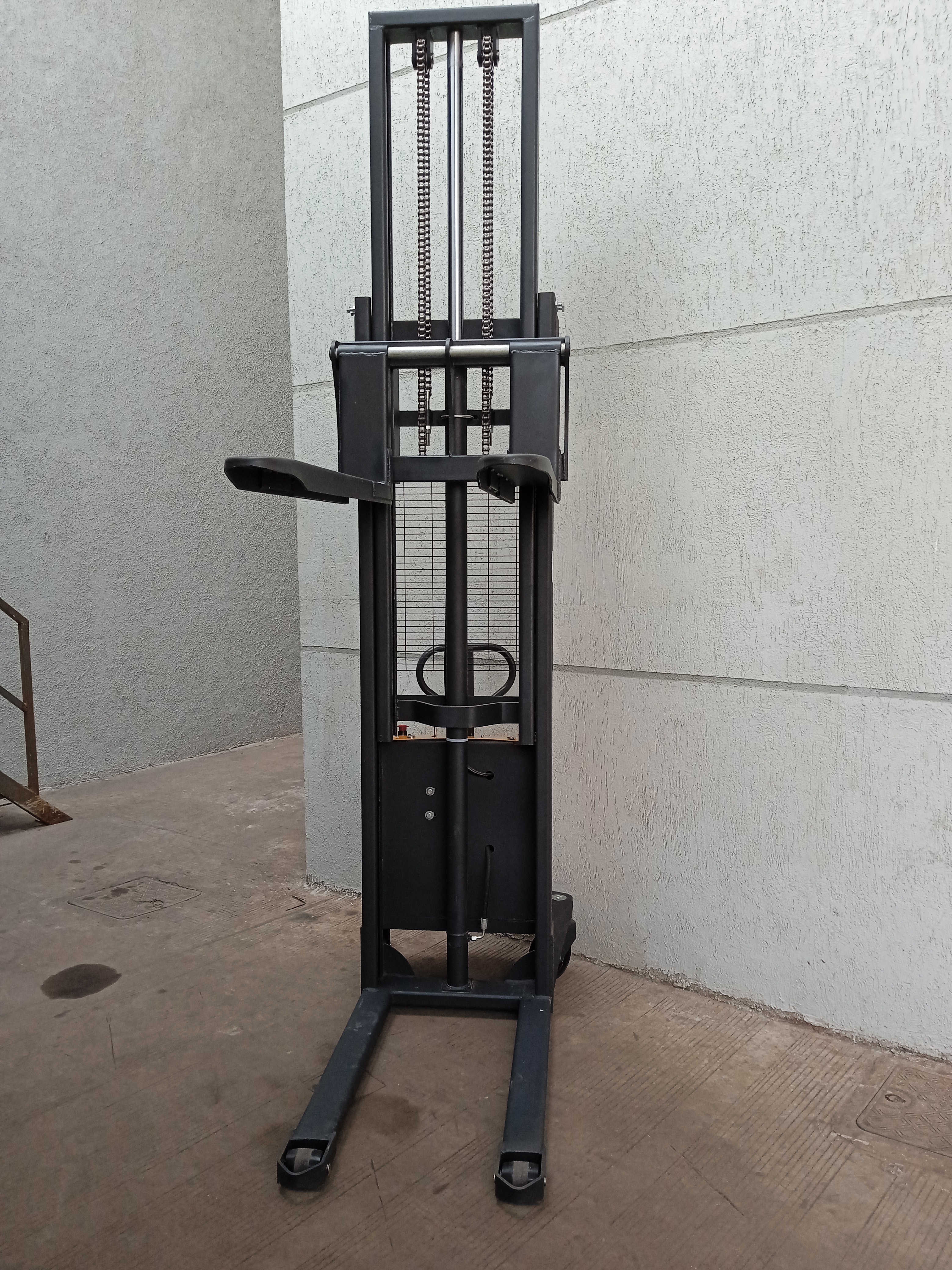 Heavy Electric Pallet Stackers - Electric 220-440 Volt Black | Zero Emissions Quiet Operation Low Maintenance Smooth Lifting Up To 3.5 Meters