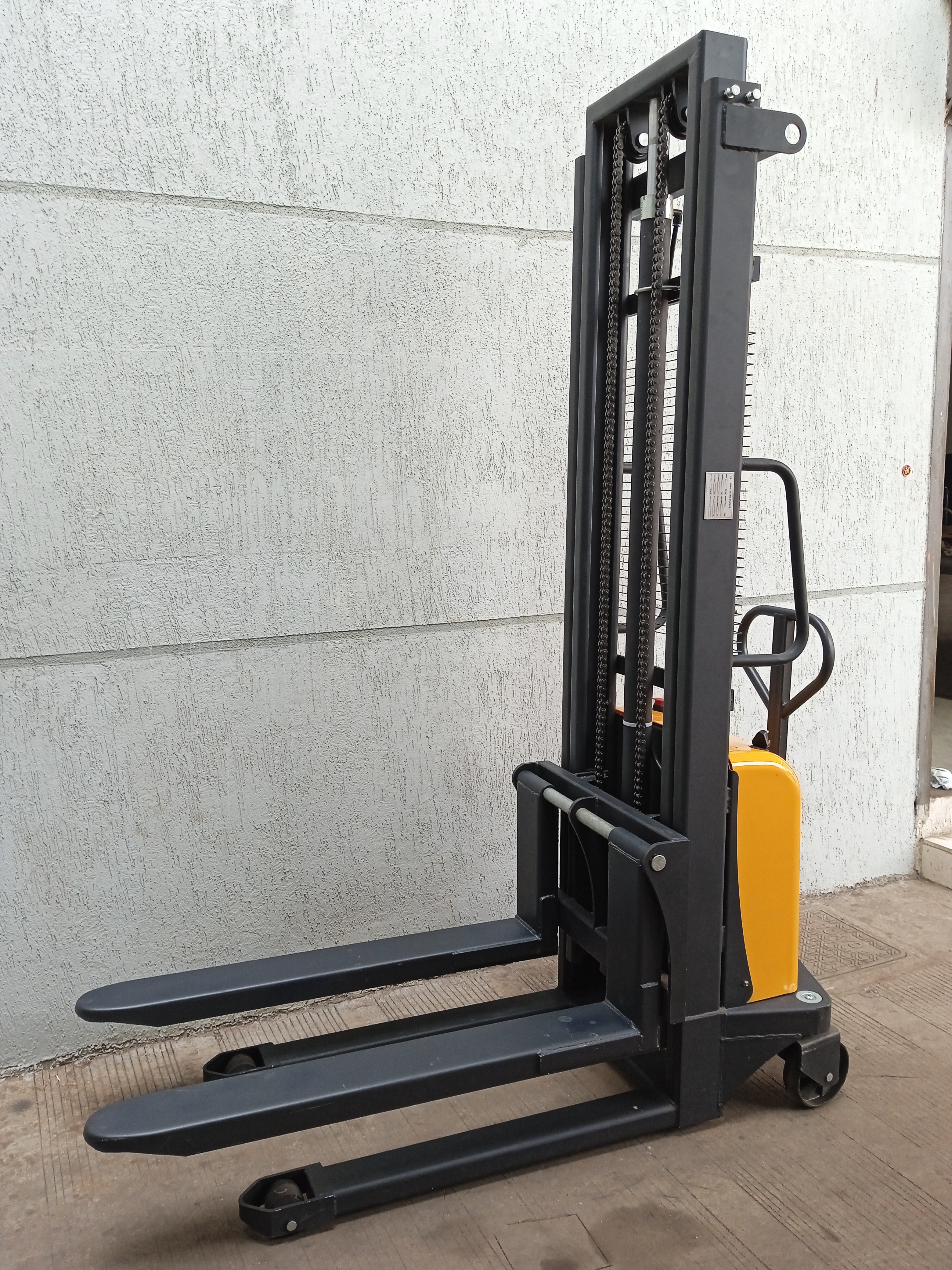 Mild Steel Battery Operated Pallet Stacker - Attributes: Strong