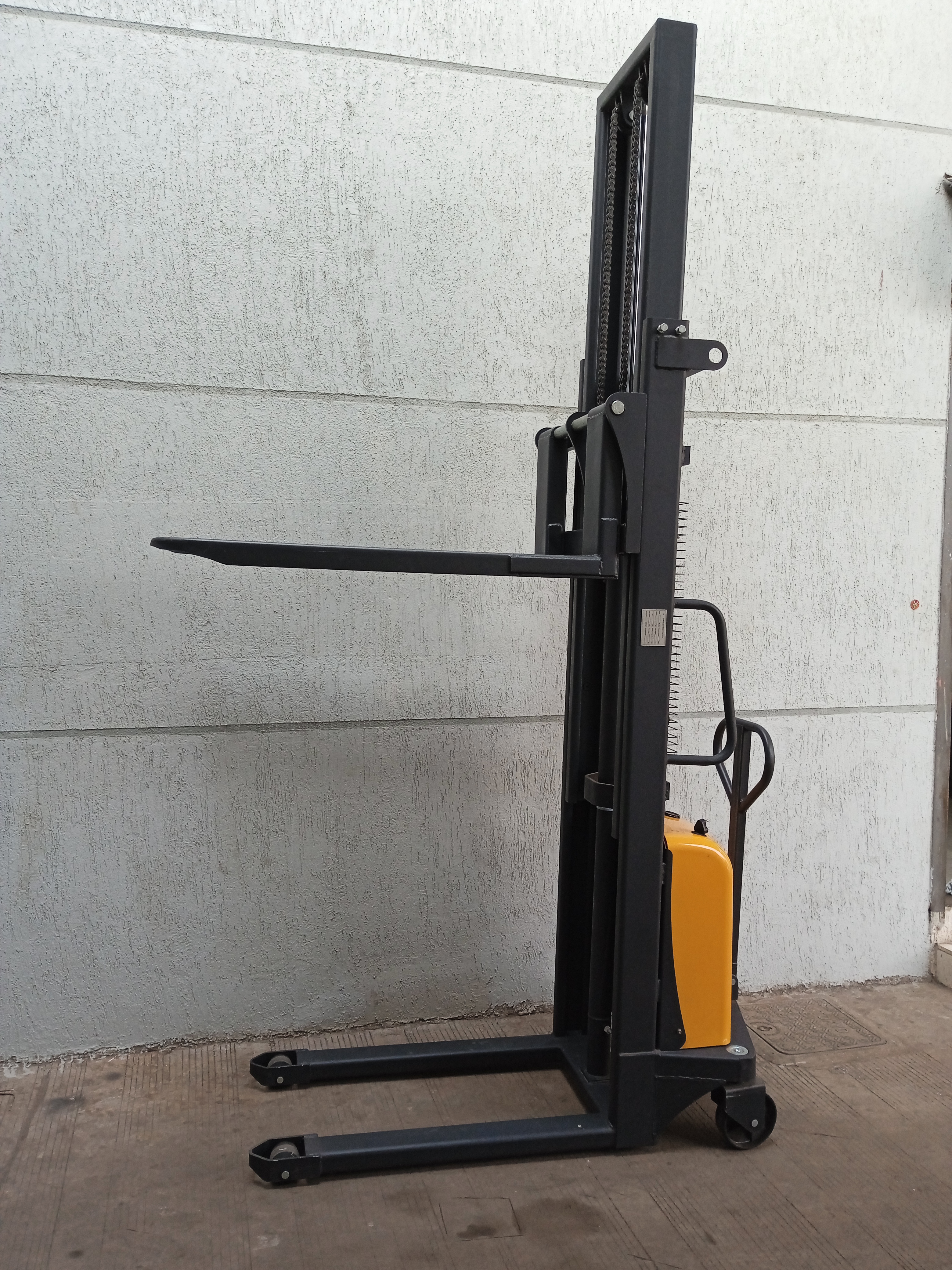 Mild Steel Battery Operated Pallet Stacker