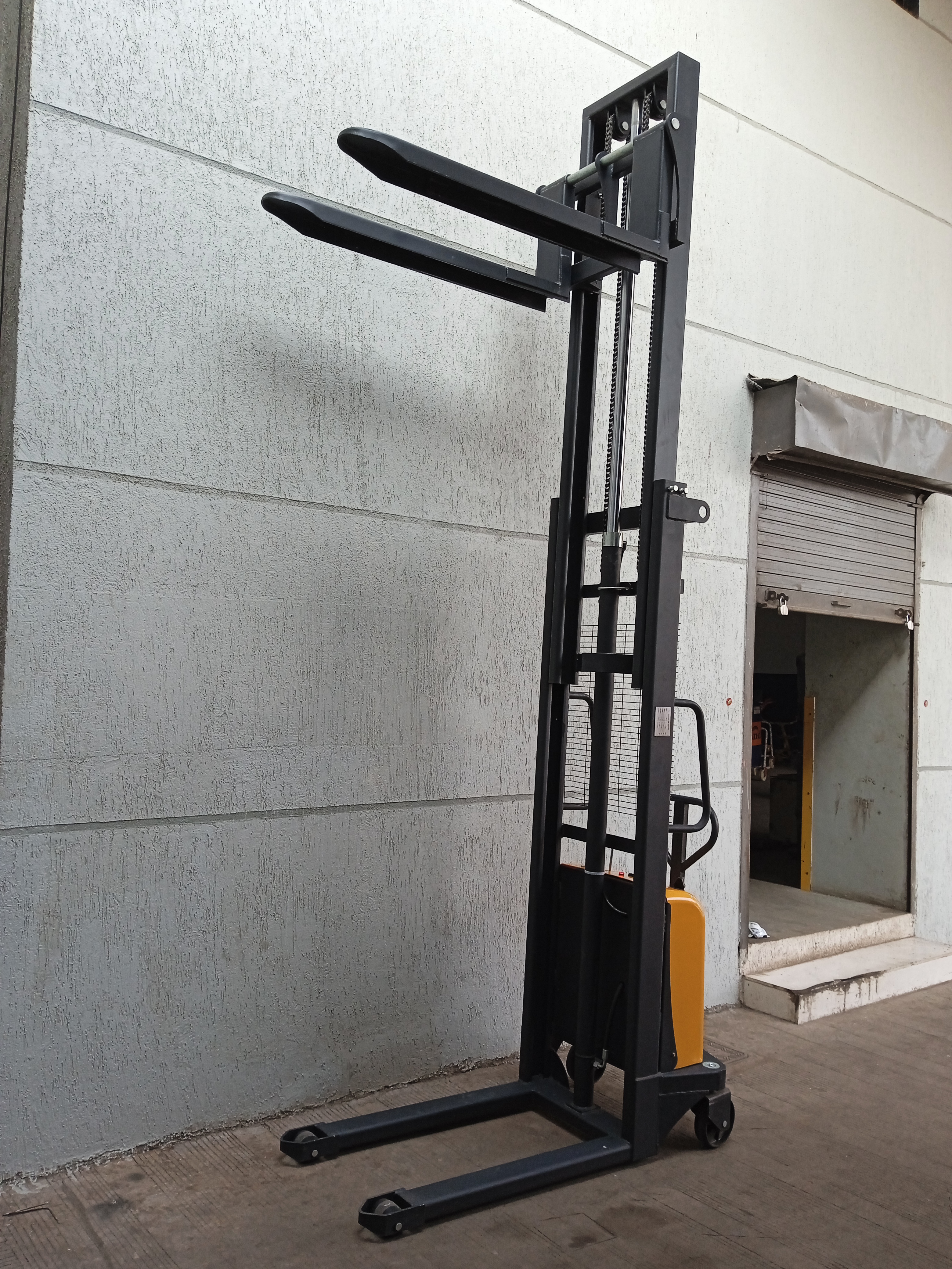 Mild Steel Battery Operated Pallet Stacker - Attributes: Strong