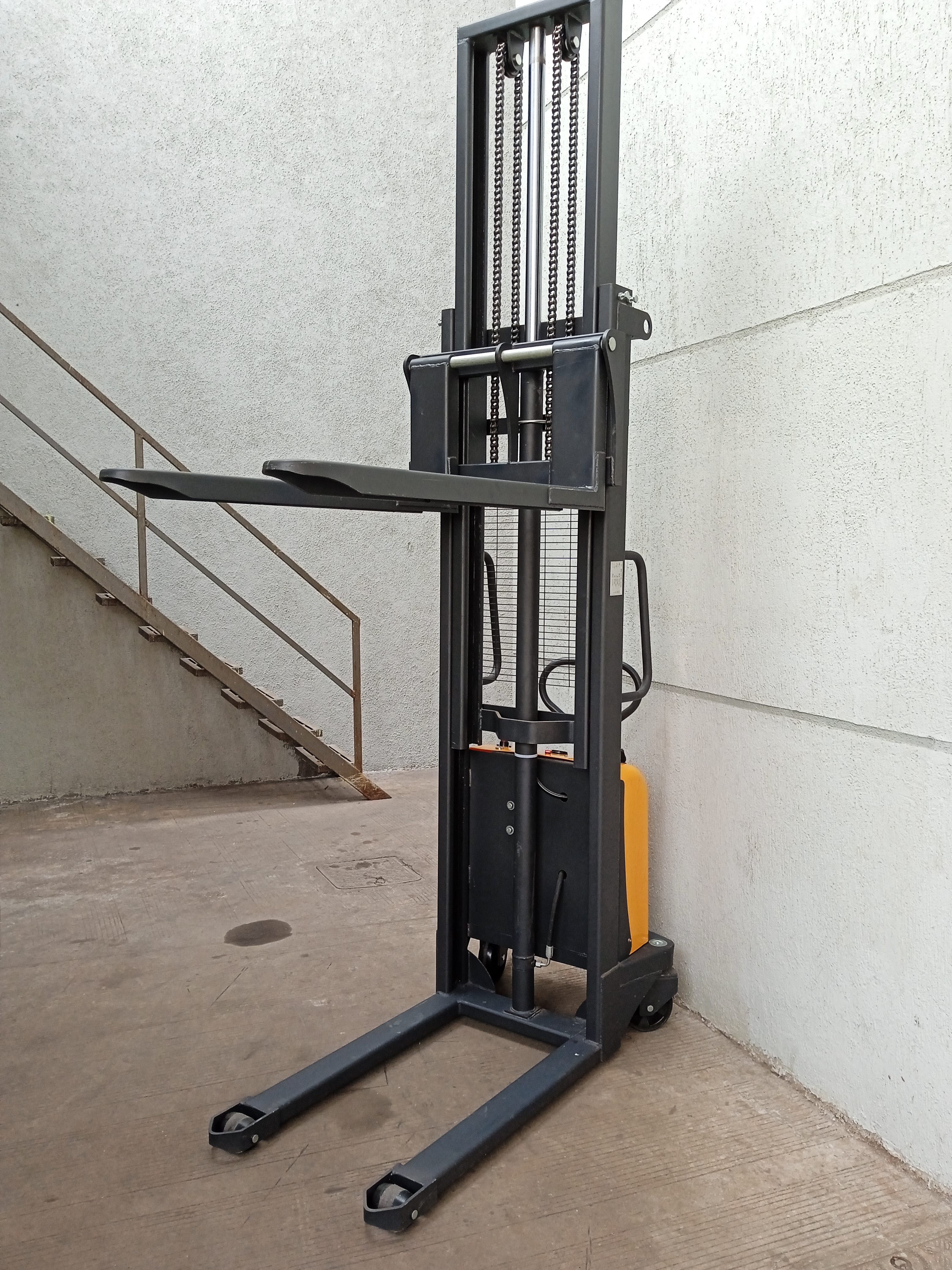 Mild Steel Battery Operated Pallet Stacker - Attributes: Strong
