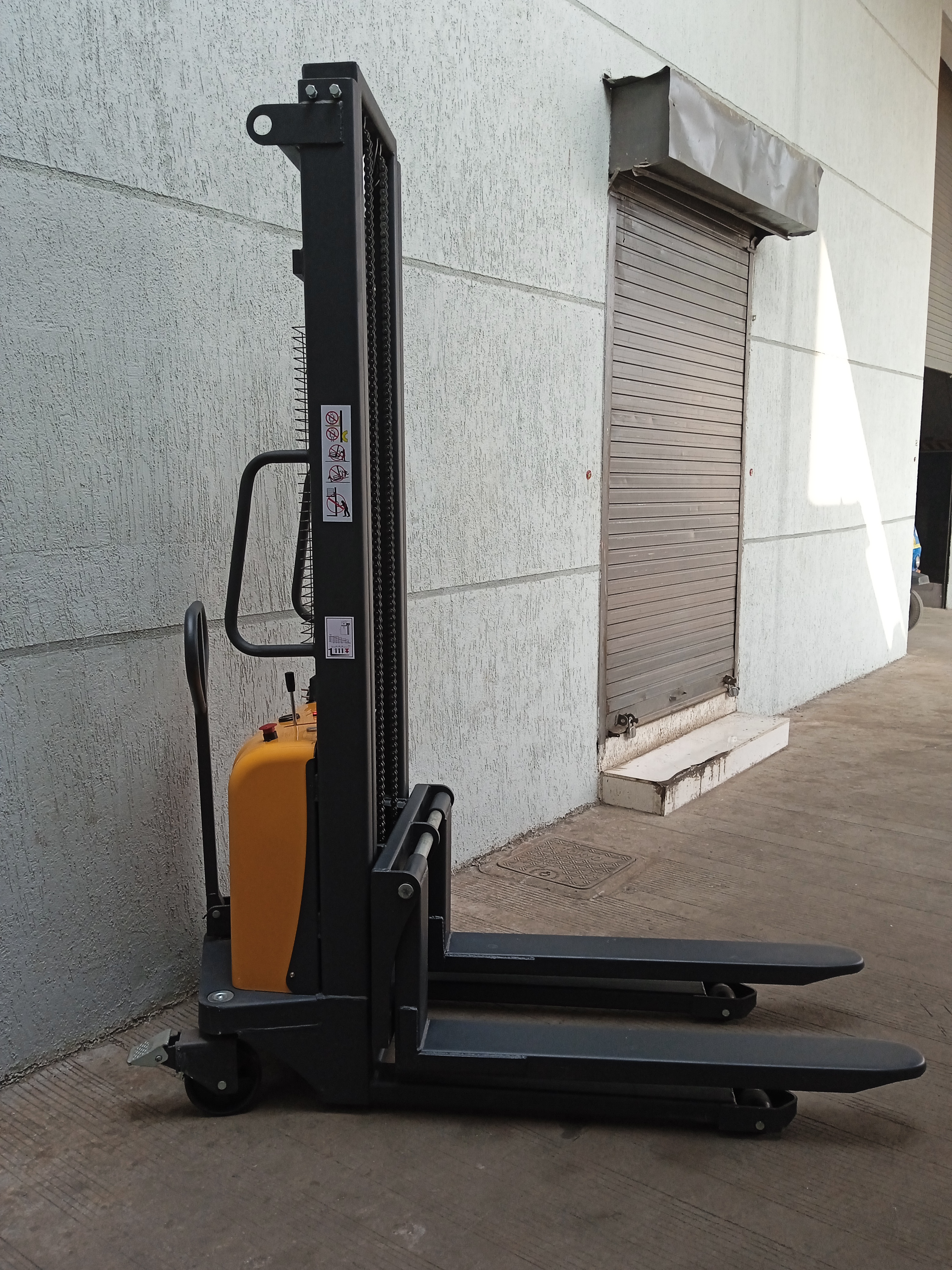 Mild Steel Battery Operated Pallet Stacker - Attributes: Strong