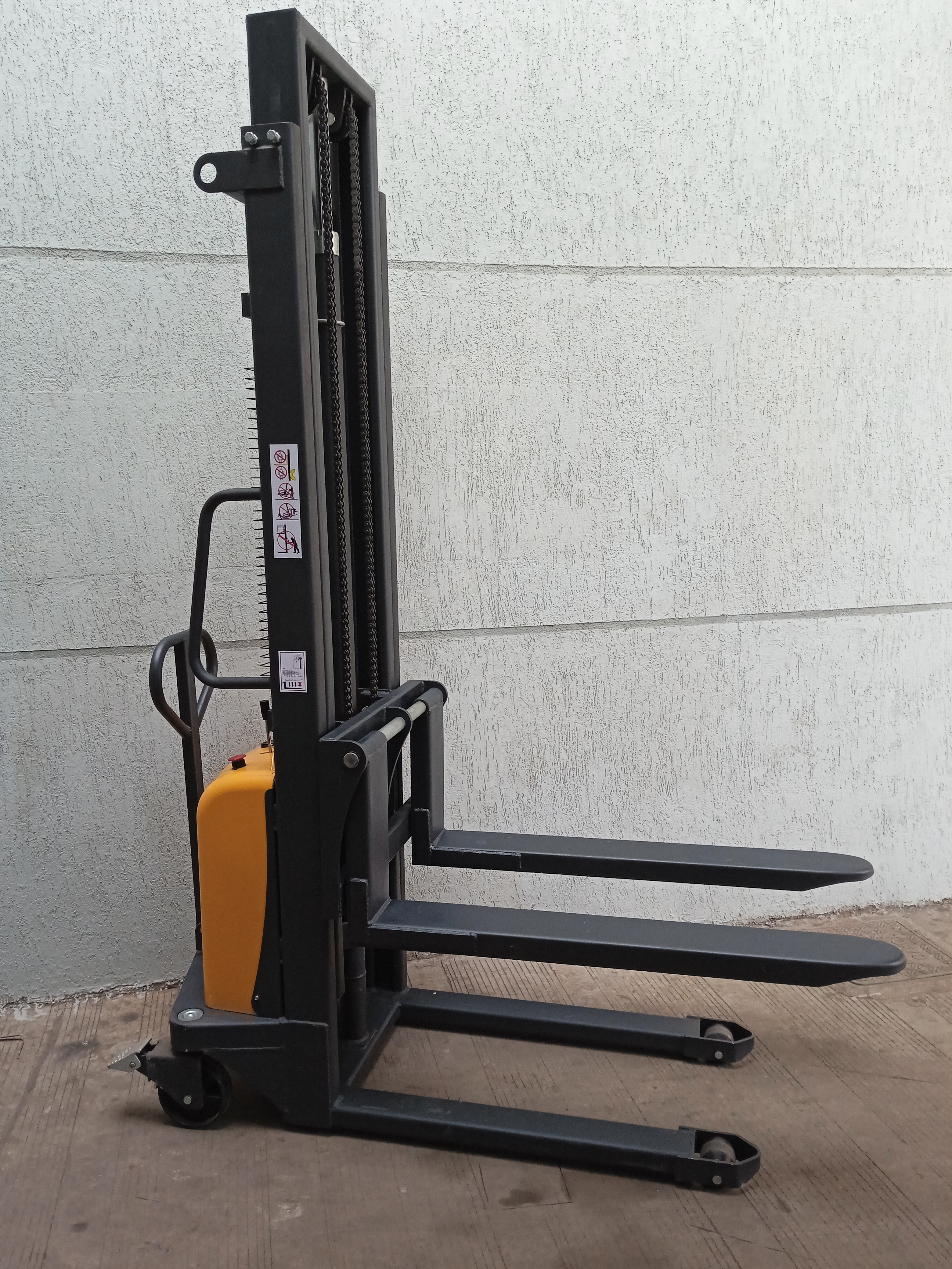 Ac - Dc Fork Stacker Battery Operated Hydraulic