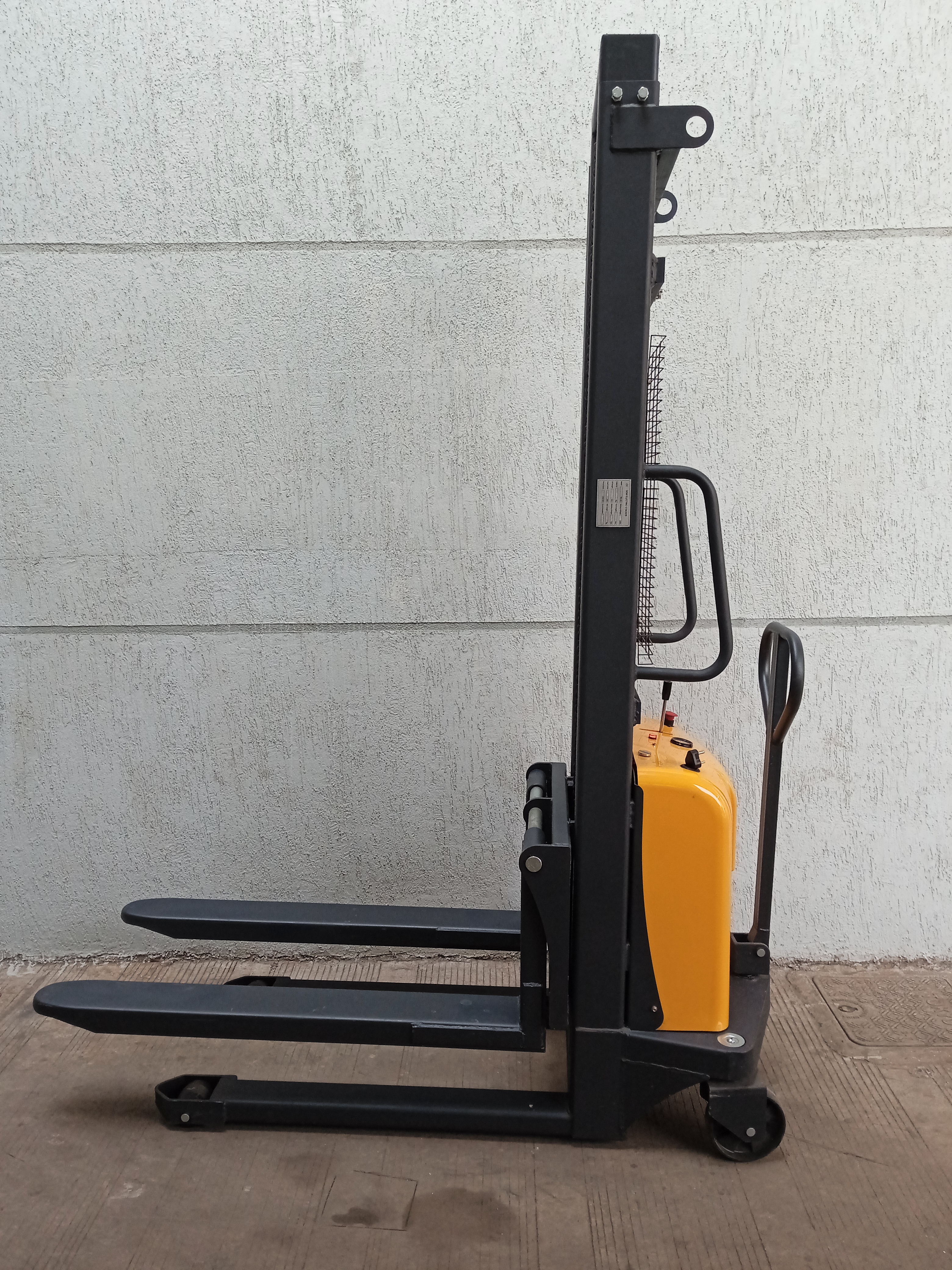 Ac - Dc Fork Stacker Battery Operated Hydraulic