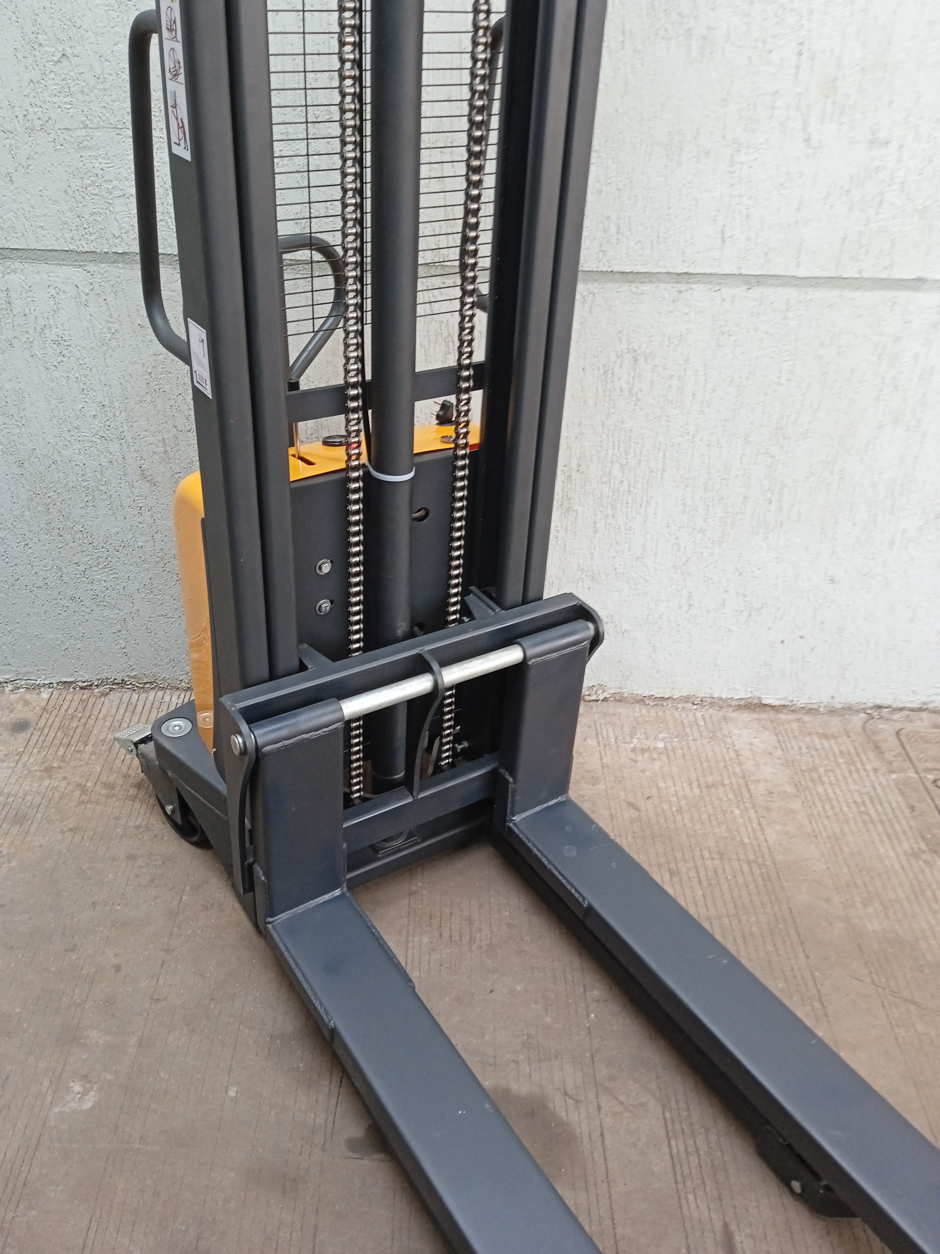 Ac - Dc Fork Stacker Battery Operated Hydraulic - Attributes: Strong