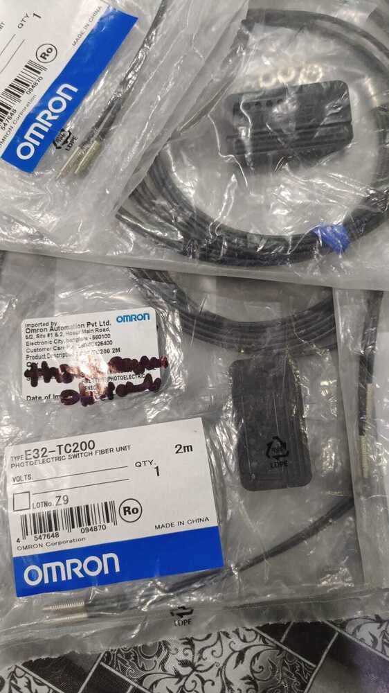 OMRON FIBER OPTIC SENSOR,E32-TC200,E32-T223R,E32-T21