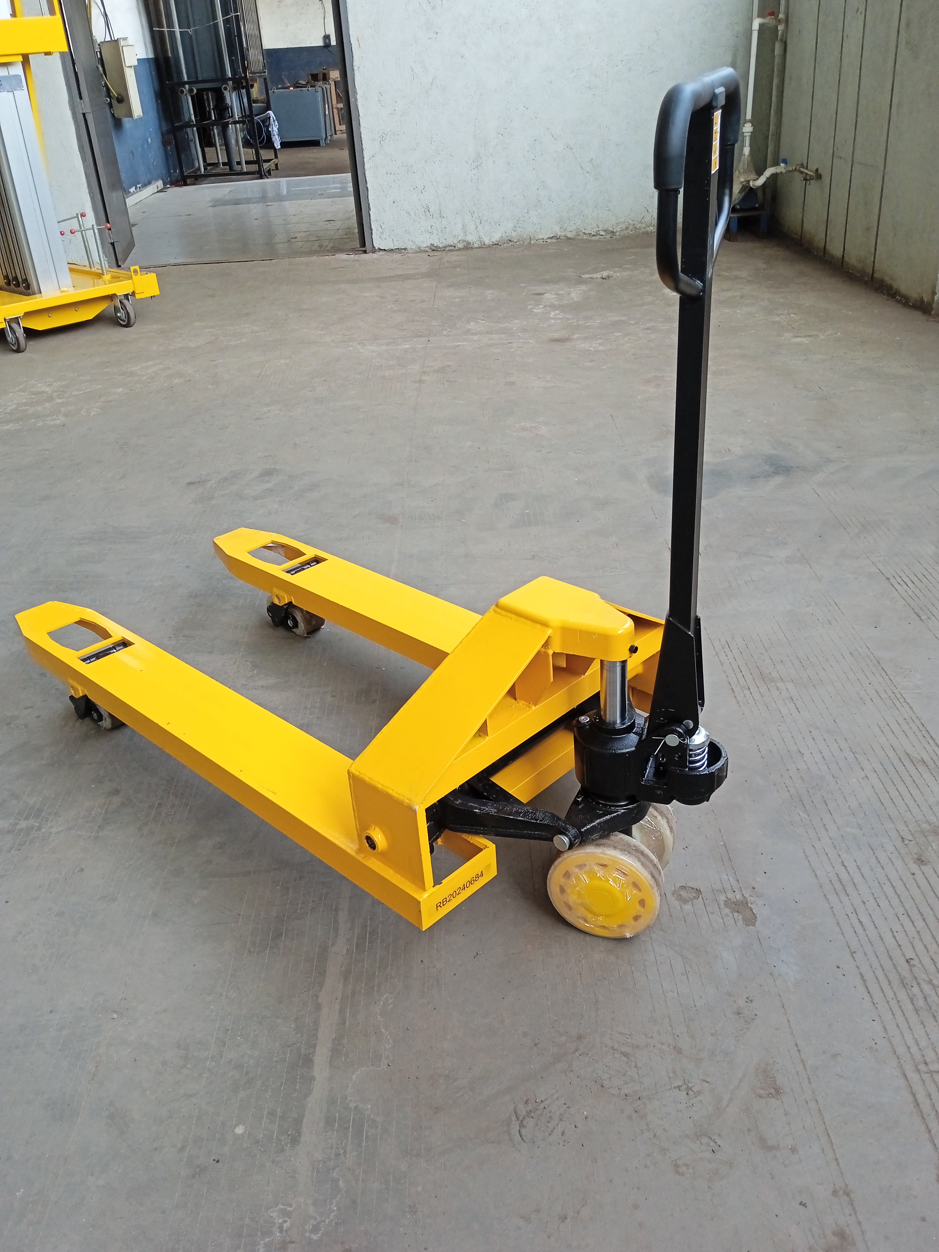 Hydraulic Hand Pallet Truck - High-grade Steel, Standard Size, Yellow & Black | Durable, Easy To Maneuver, Comfortable Grip, 2.5 To 5 Ton Capacities