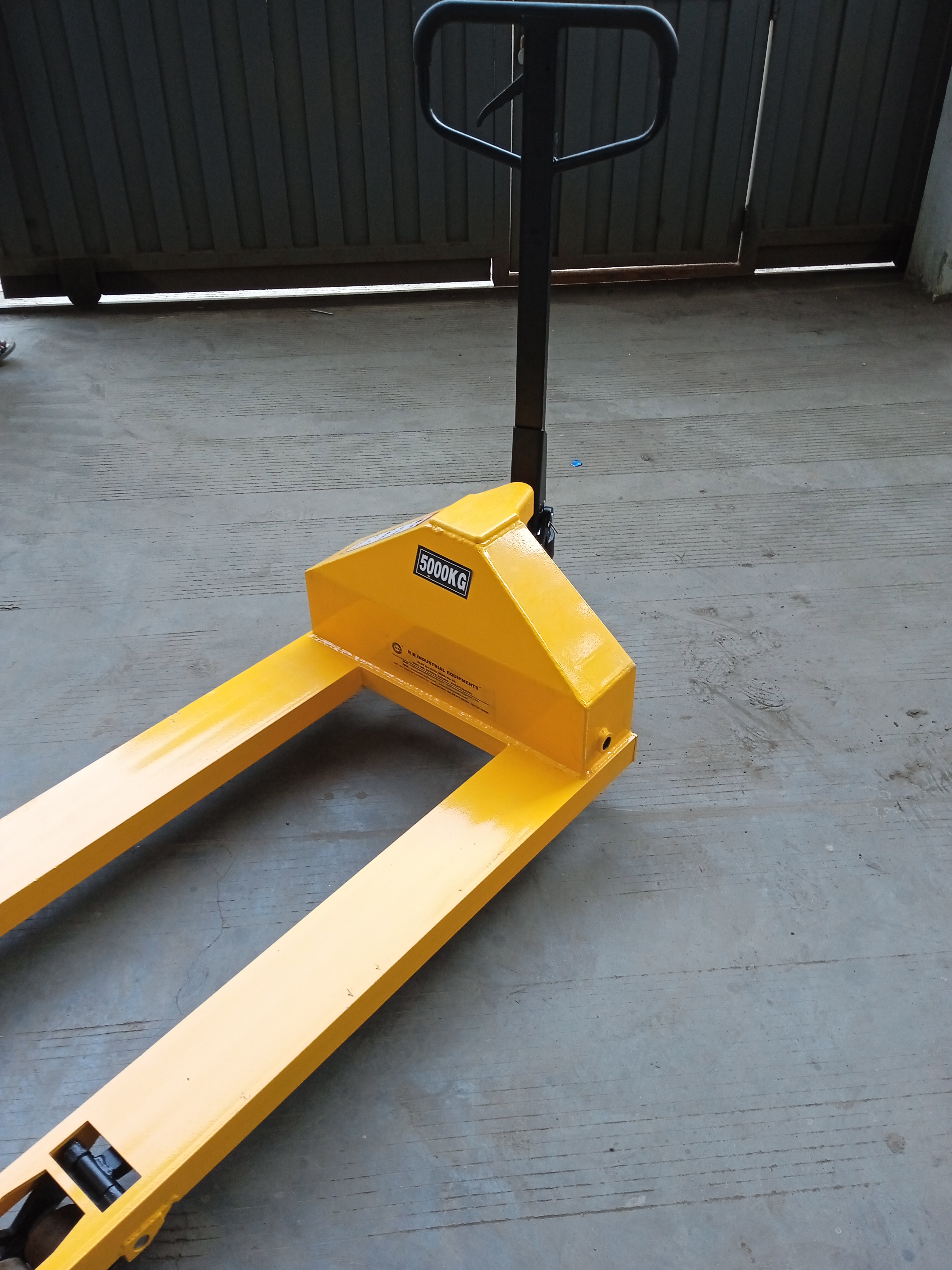 Hydraulic Hand Pallet Truck - High-grade Steel, Standard Size, Yellow & Black | Durable, Easy To Maneuver, Comfortable Grip, 2.5 To 5 Ton Capacities