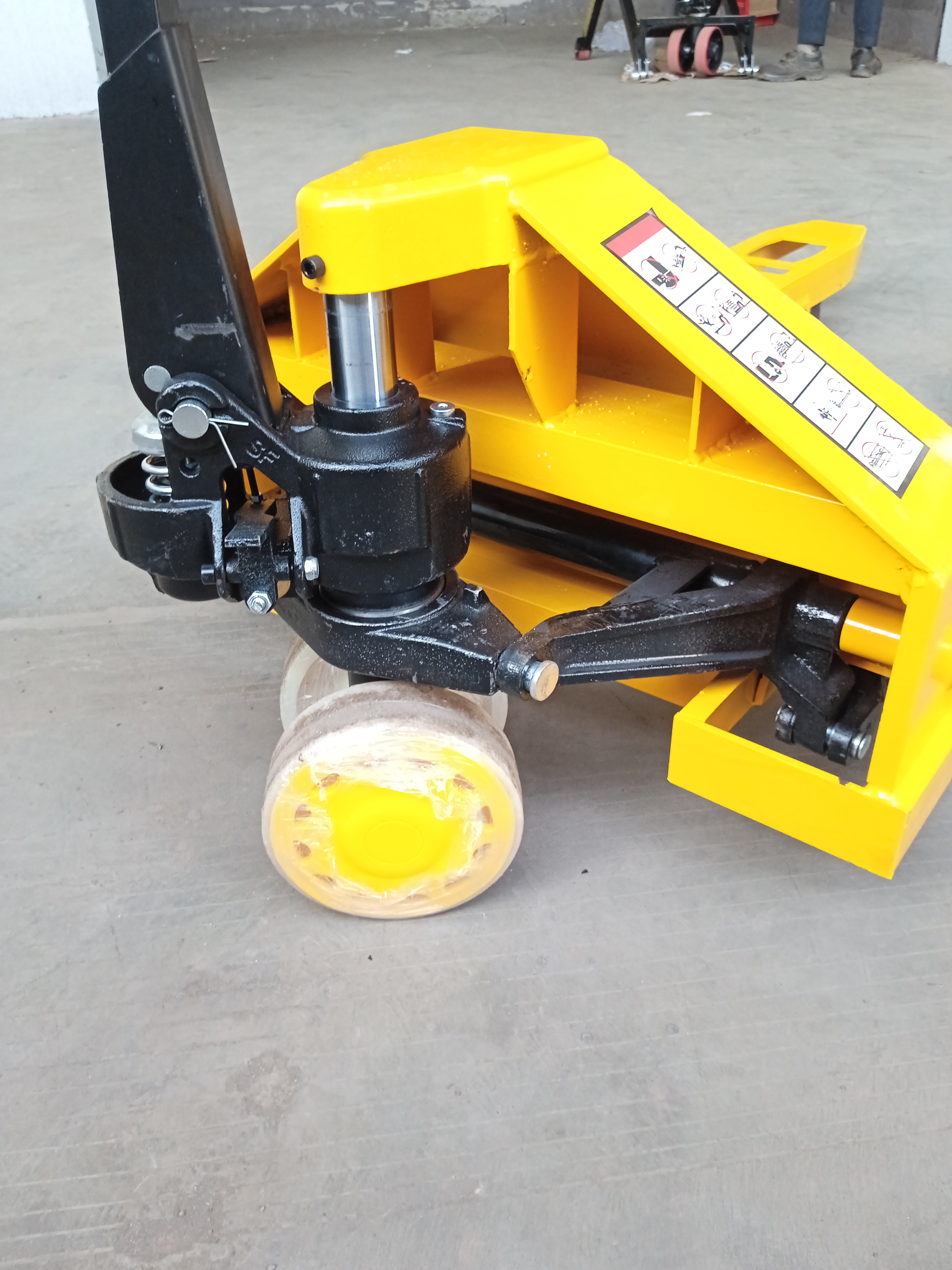 Hydraulic Hand Pallet Truck - High-grade Steel, Standard Size, Yellow & Black | Durable, Easy To Maneuver, Comfortable Grip, 2.5 To 5 Ton Capacities