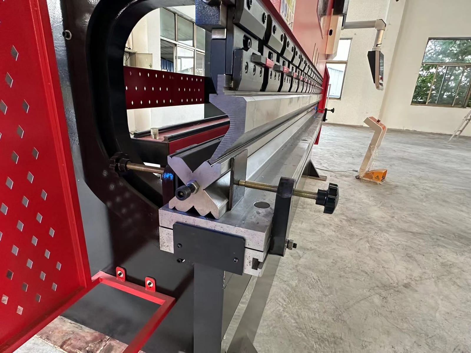 4 Axis Cnc Press Brake Machine, For Sheet Bending, Automation Grade: Automatic