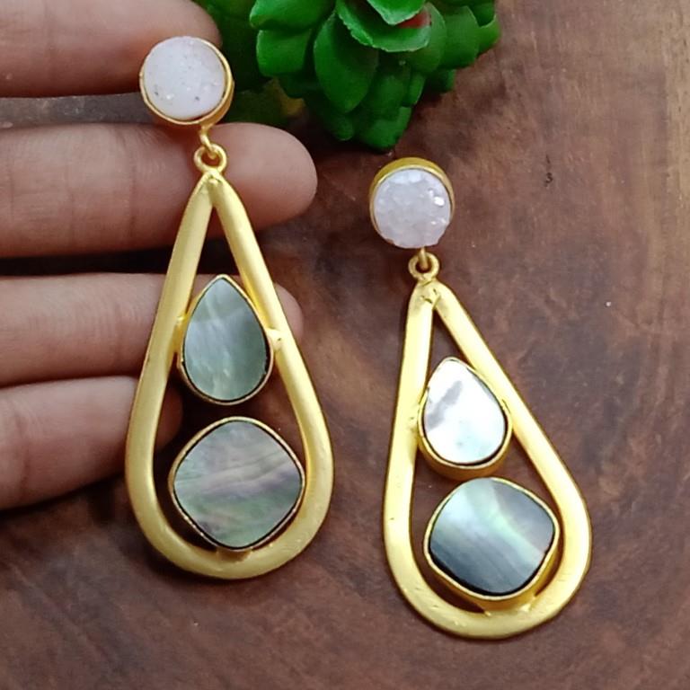 हाथ से बने पीतल के झुमके