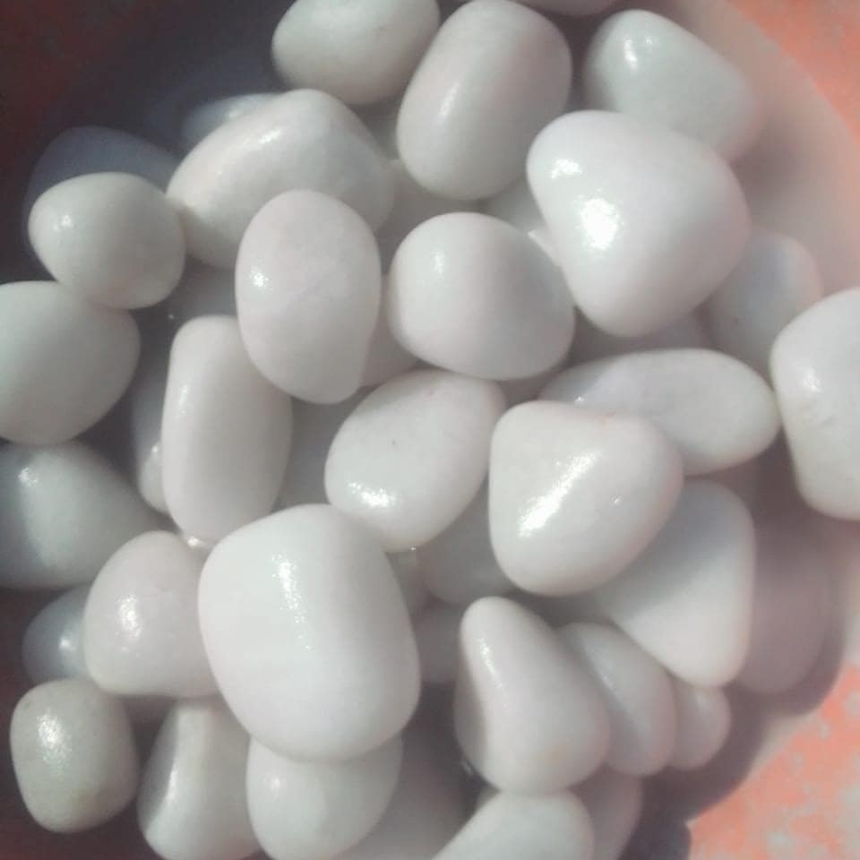 Milky White Round Glossy Polished Natural Stone Pebbles for Garden Decoration and Hotel and House Design