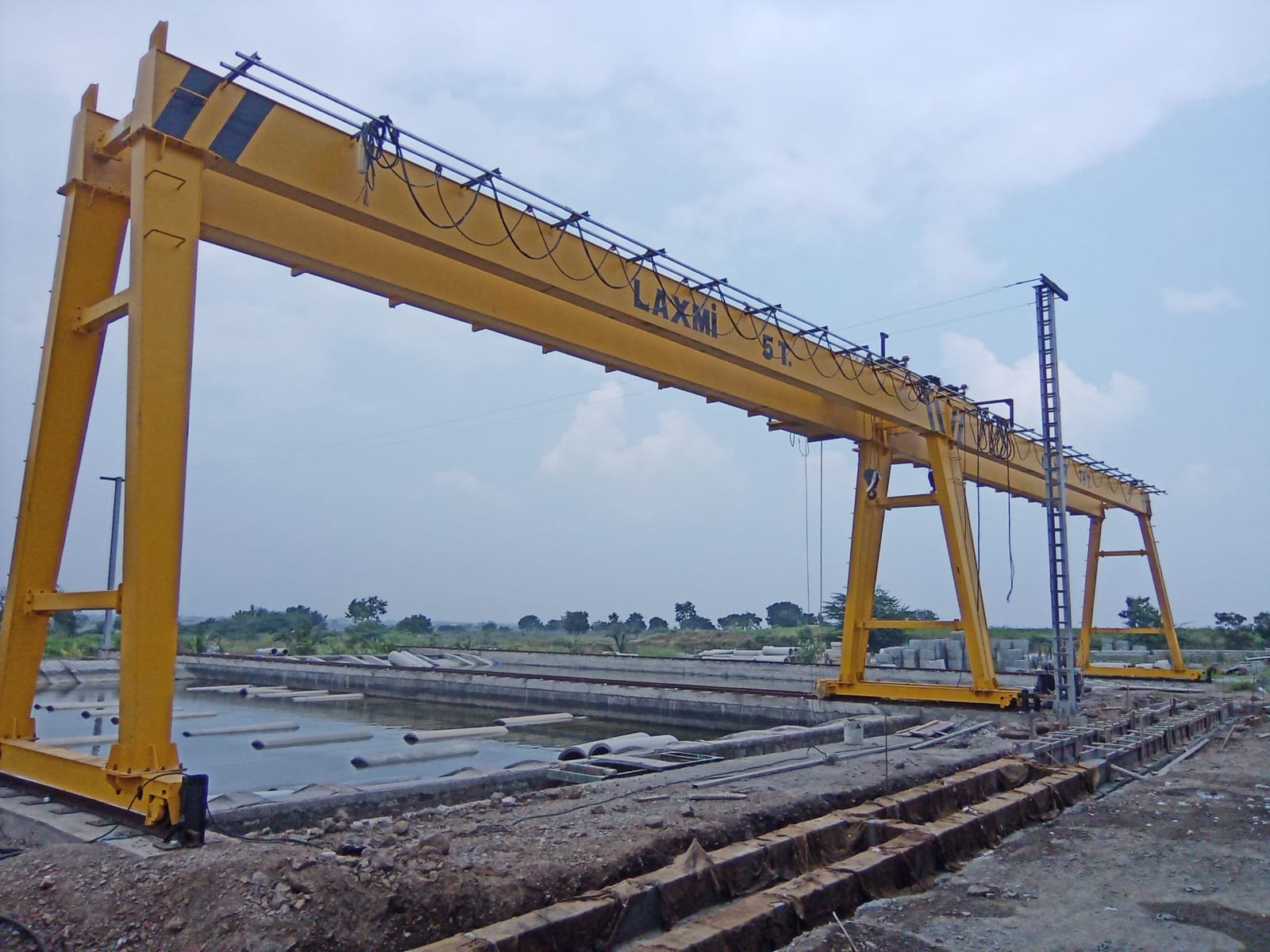Gantry Cranes - Color: Yellow