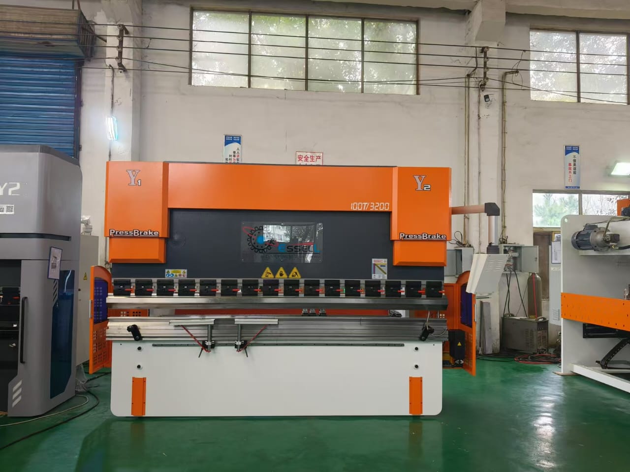 3+1 अक्ष 100T/4000 CNC हाइड्रॉलिक प्रेस ब्रेक मशीन, क्षमता: 100 टन, ऑटोमेशन ग्रेड: ऑटोमैटिक