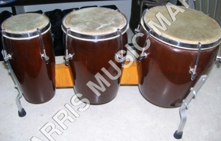 स्टैंड के साथ ट्रिपल बोंगो