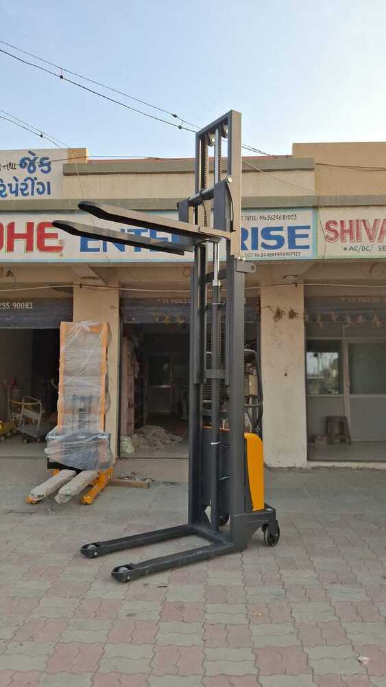 Hydraulic Electric Stacker - Color: Yellow