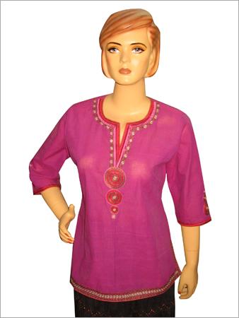 सूट बूट पर कढ़ाई मढ़ा हुआ टॉप