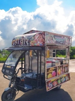 इलेक्ट्रिक रिक्शा पर खाद्य कार्ट