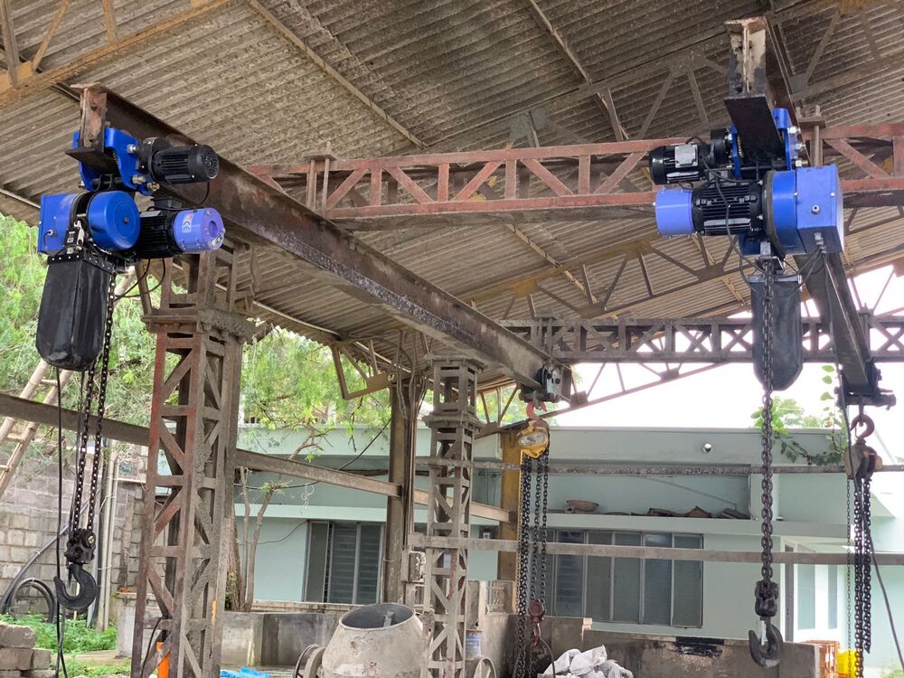 Crane Hoist - Color: Blue & Yellow