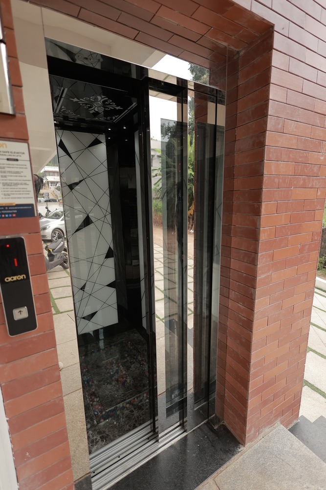 Passenger Elevators - Capacity: 408 Kg