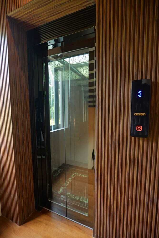 Passenger Elevators - Capacity: 408 Kg