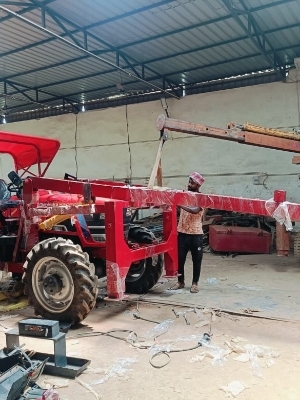 ट्रैक्टर अटैचमेंट पोल इरेक्शन मशीन - अनीता एग्रो इंडस्ट्रीज