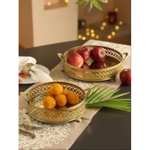 Traditional Platter With Mirror Basea And Handle - Color: Golden