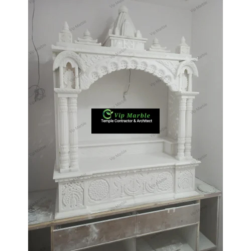 सुंदर संगमरमर का घरेलू मंदिर