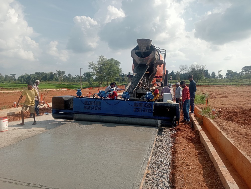 Concrete Road Paver Machine - Color: Yellow