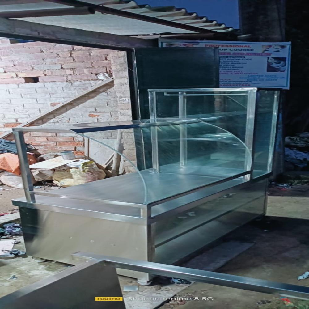 Ss Roll Counter With Curved Glass - Color: Silver