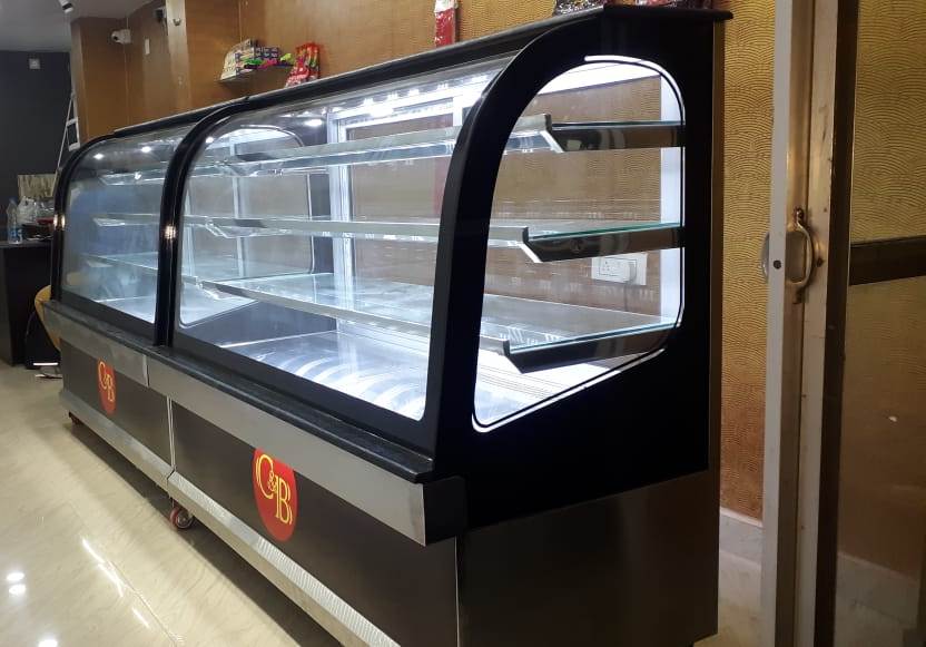 Bend Glass Cake Display Counter - Color: Multicolor