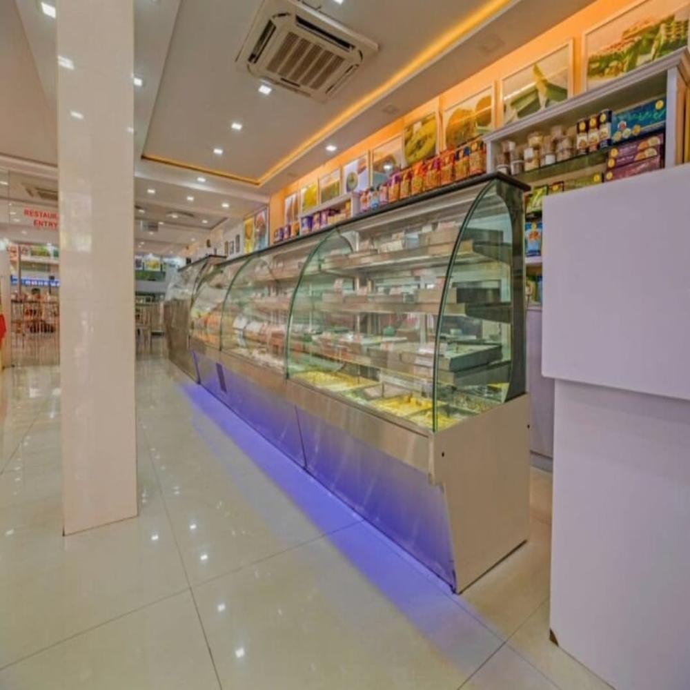 Bend Glass Cake Display Counter - Color: Multicolor