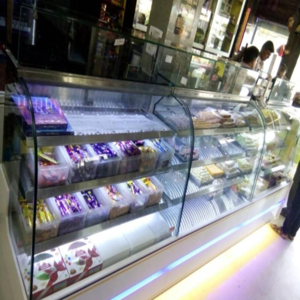 Bend Glass Cake Display Counter - Color: Multicolor