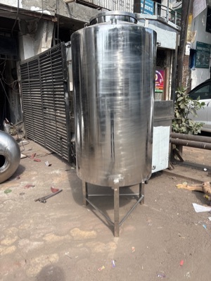 Hot water tank vertical