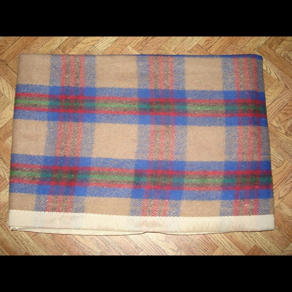 Shoddy Wool Blanket - 150x220cm, Assorted Colors | Fleece Fabric, Hemmed Edges, Elegant Plaid Design