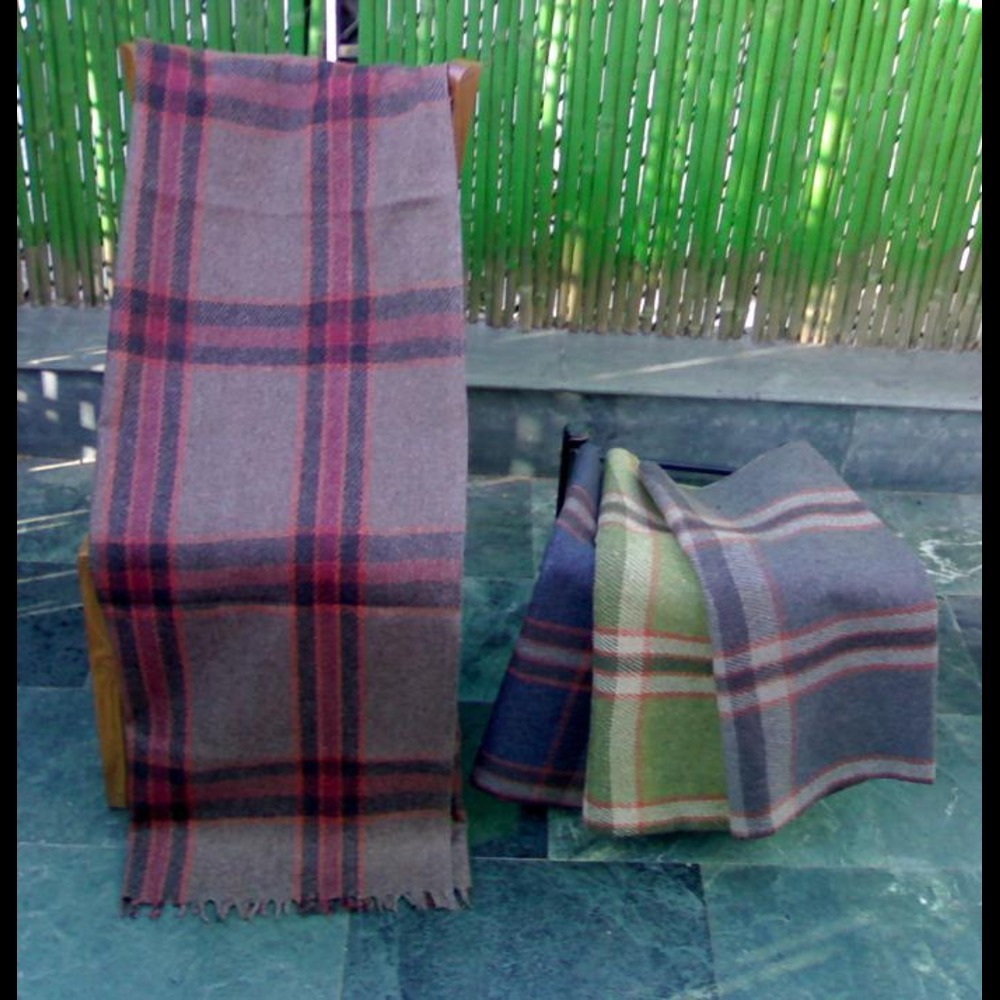Shoddy Wool Blanket - 150x220cm, Assorted Colors | Fleece Fabric, Hemmed Edges, Elegant Plaid Design