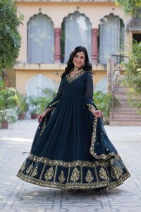 raedmit gown